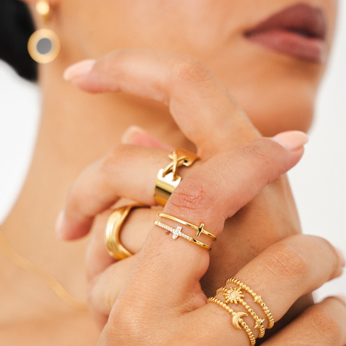 Detailaufnahme des Zion Steinrings in Gold