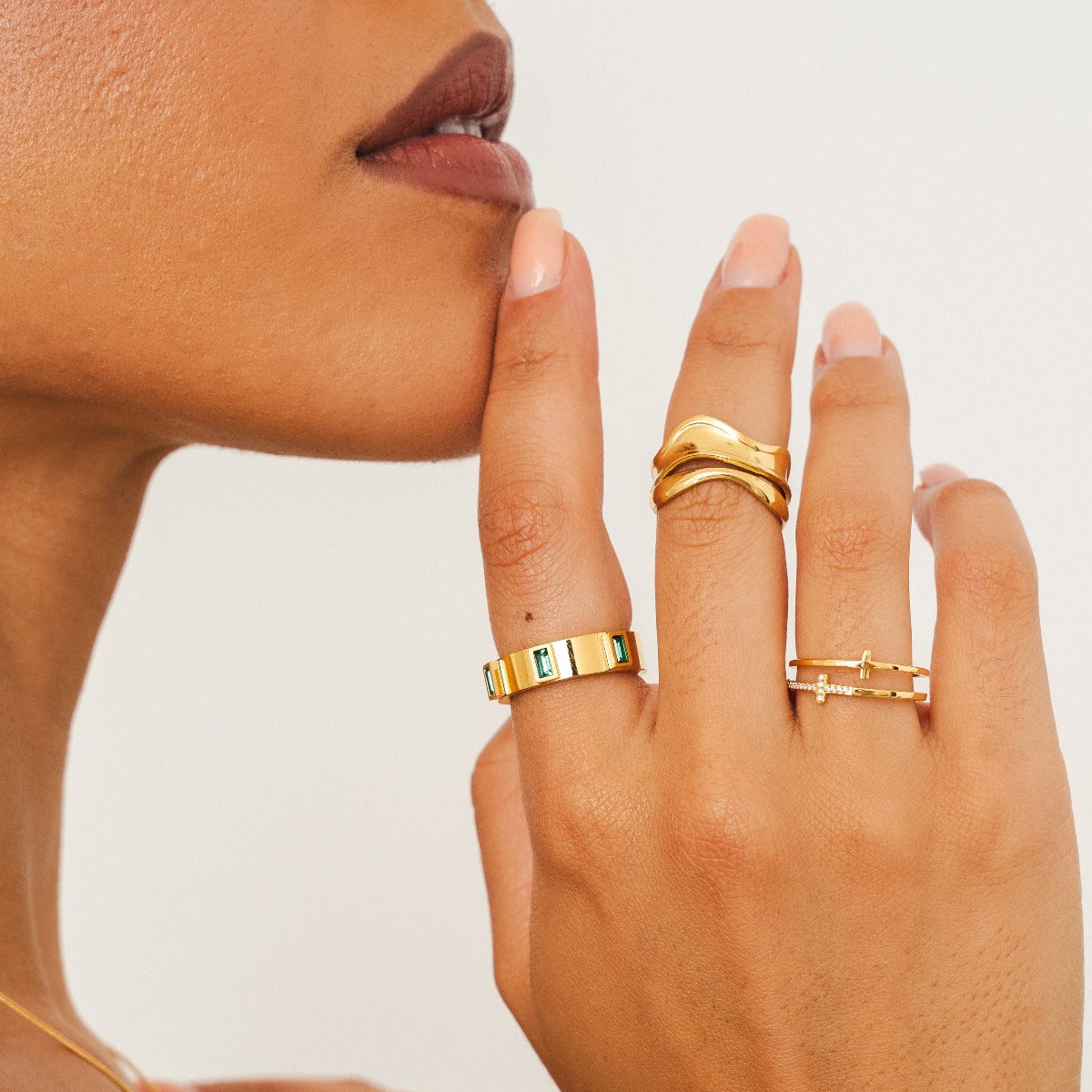 Seitliche Ansicht des Zion Steinrings Gold