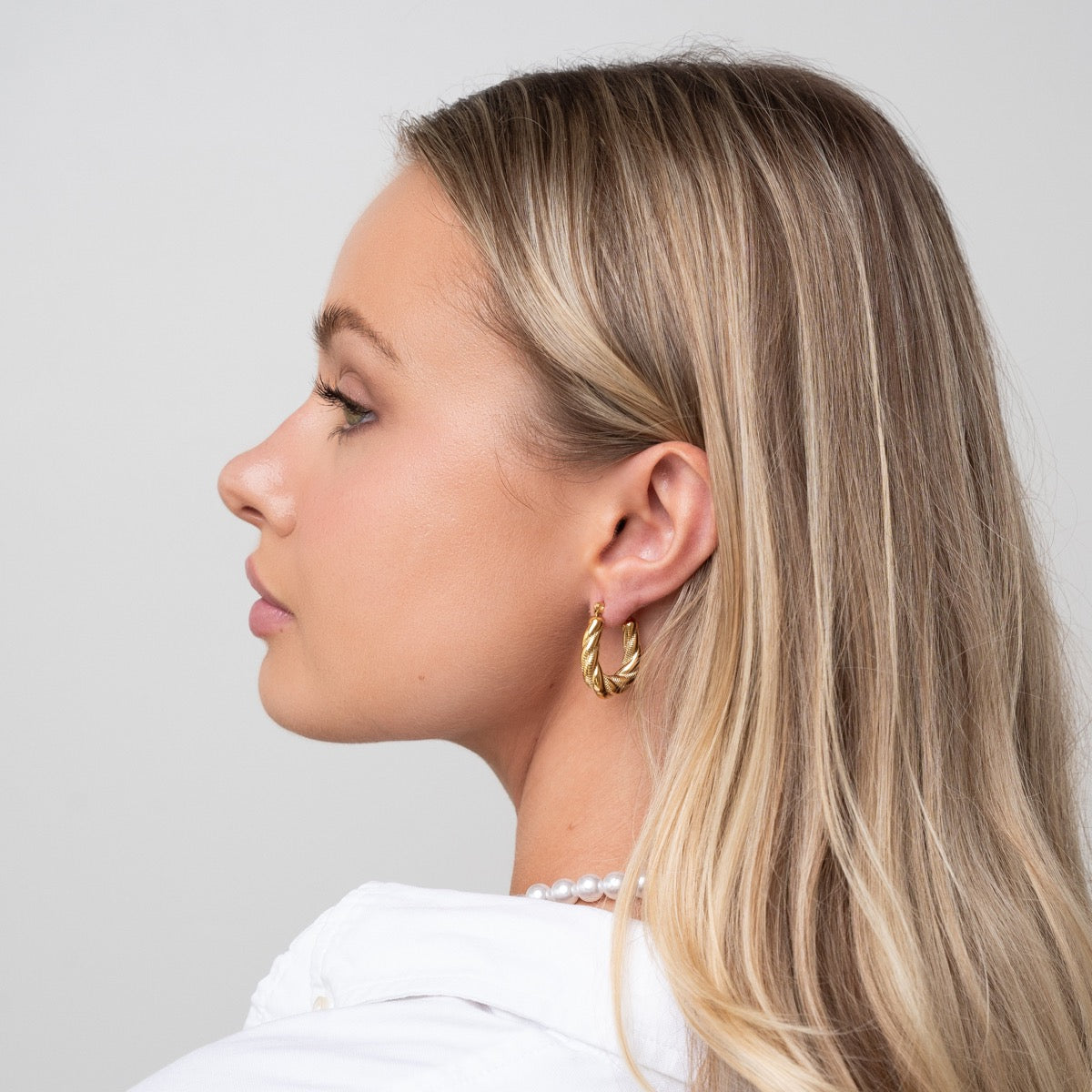 Detailaufnahme der Ziyah Twist Creolen Gold