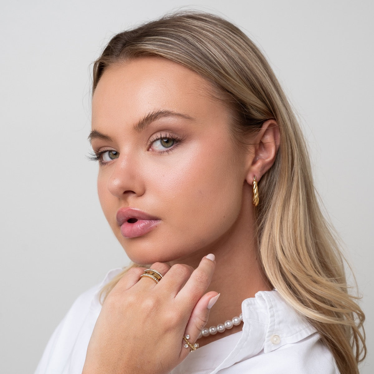 Ziyah Twist Creolen Gold am Ohr getragen