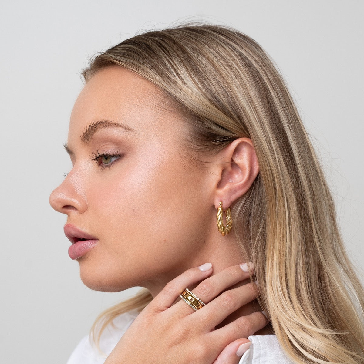 Seitliche Ansicht der Ziyah Twist Creolen Gold