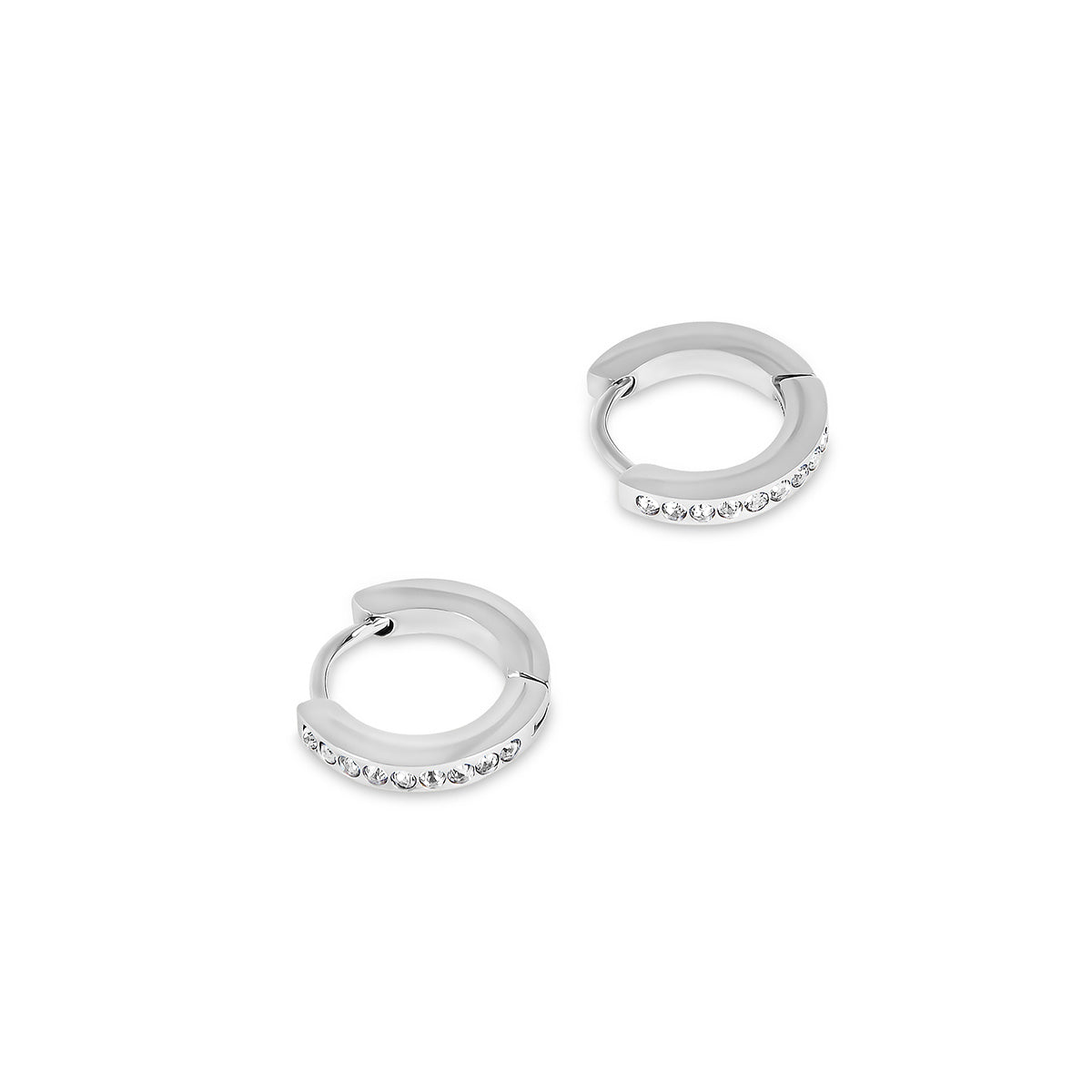 Birthstone Huggie Creolen Silber am Ohr getragen