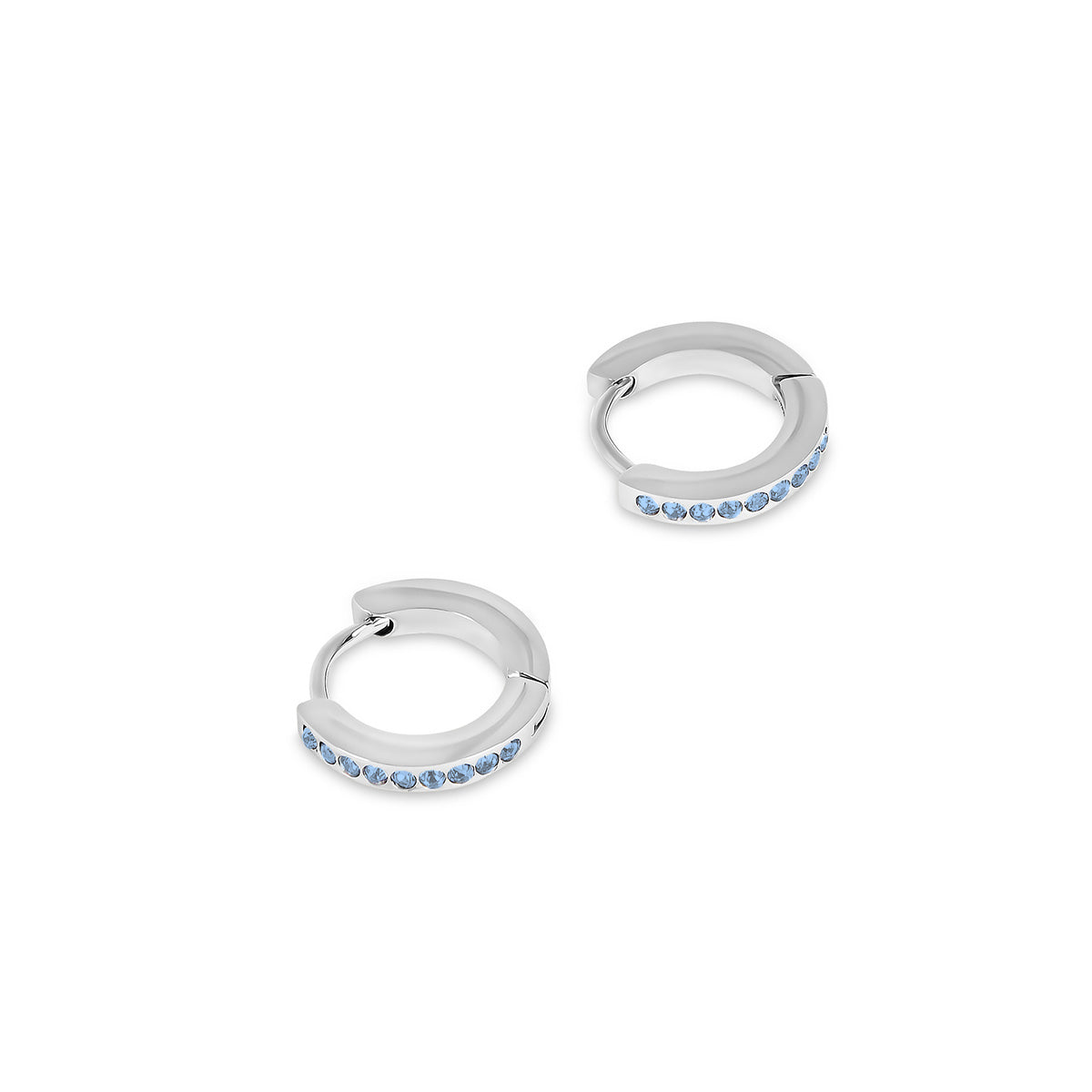 Detailaufnahme der Birthstone Huggie Creolen Silber mit Birthstone