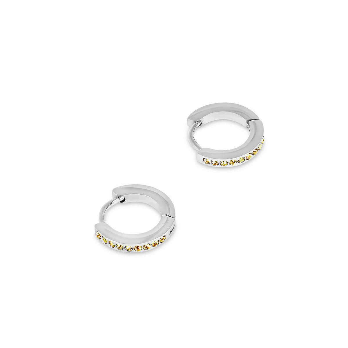 Birthstone Huggie Creolen Silber am Ohr getragen
