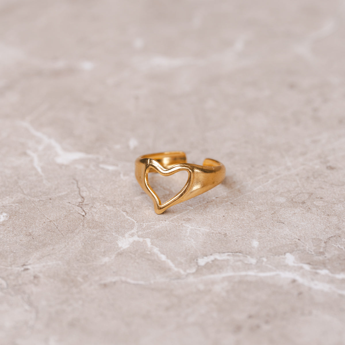 Seitliche Ansicht des Abstraktes Herz Rings Gold