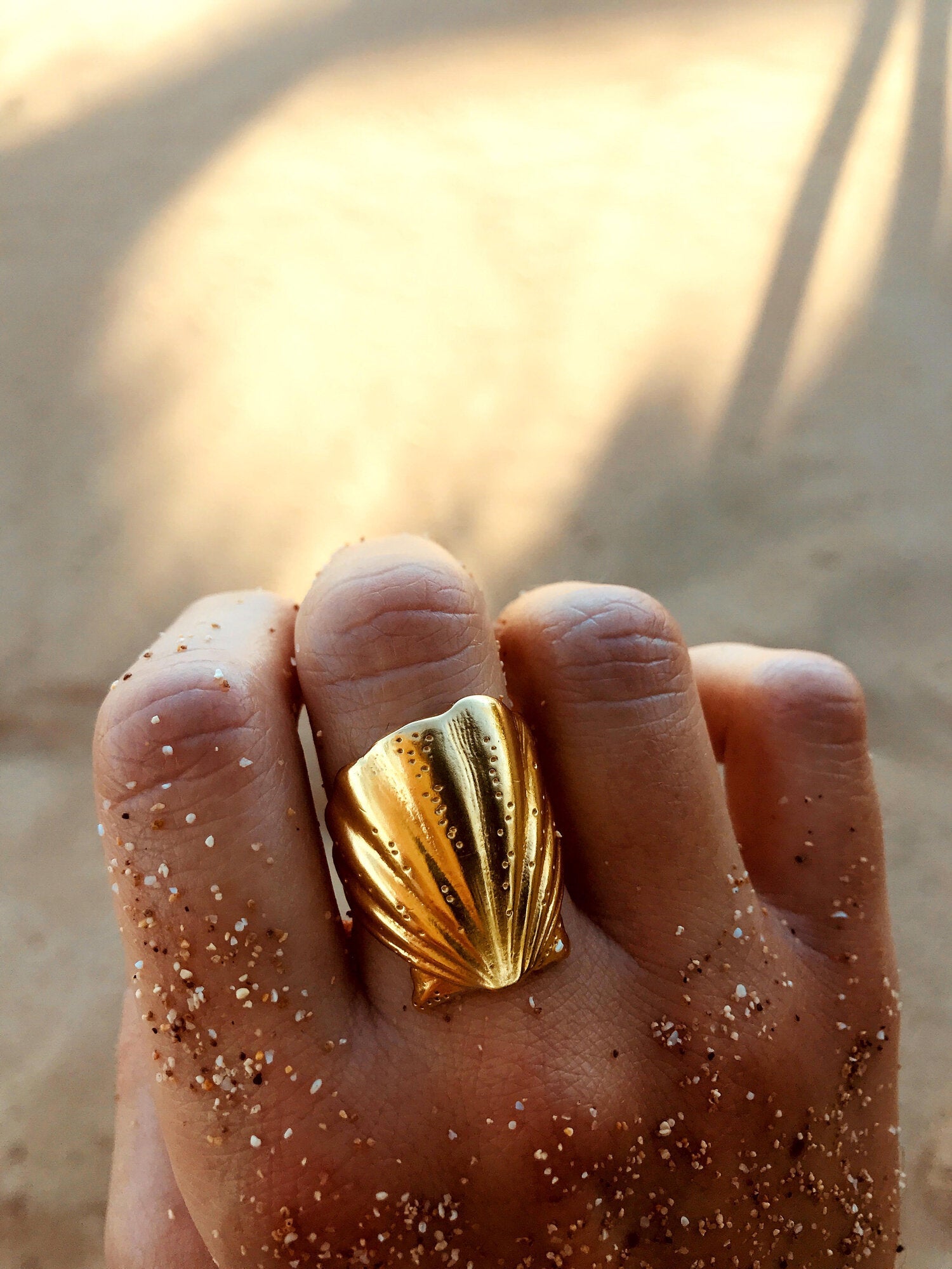 Adjustable golden beach ring with summer vibe