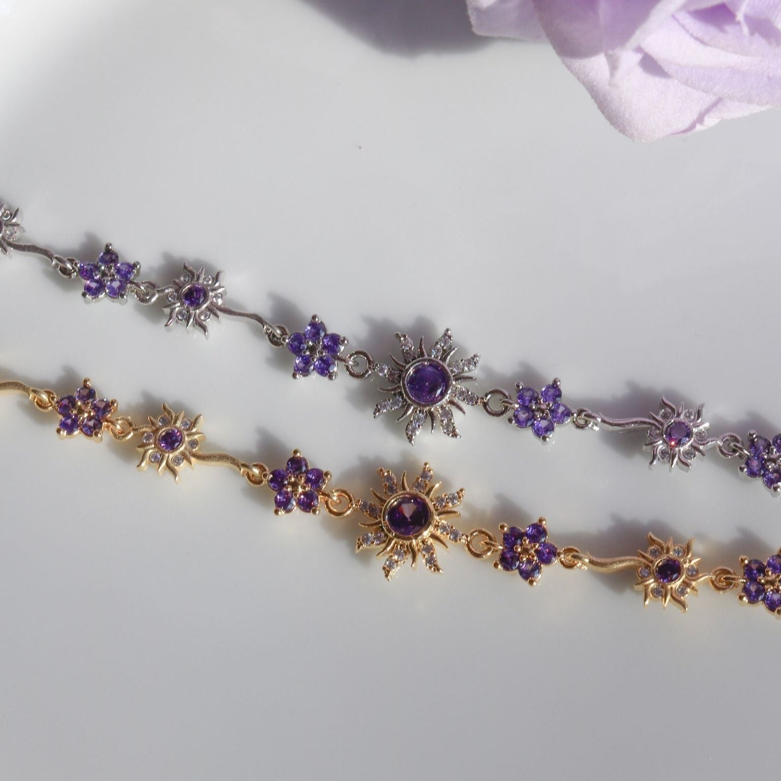 Adjustable bracelet with zirconia and sun flower design