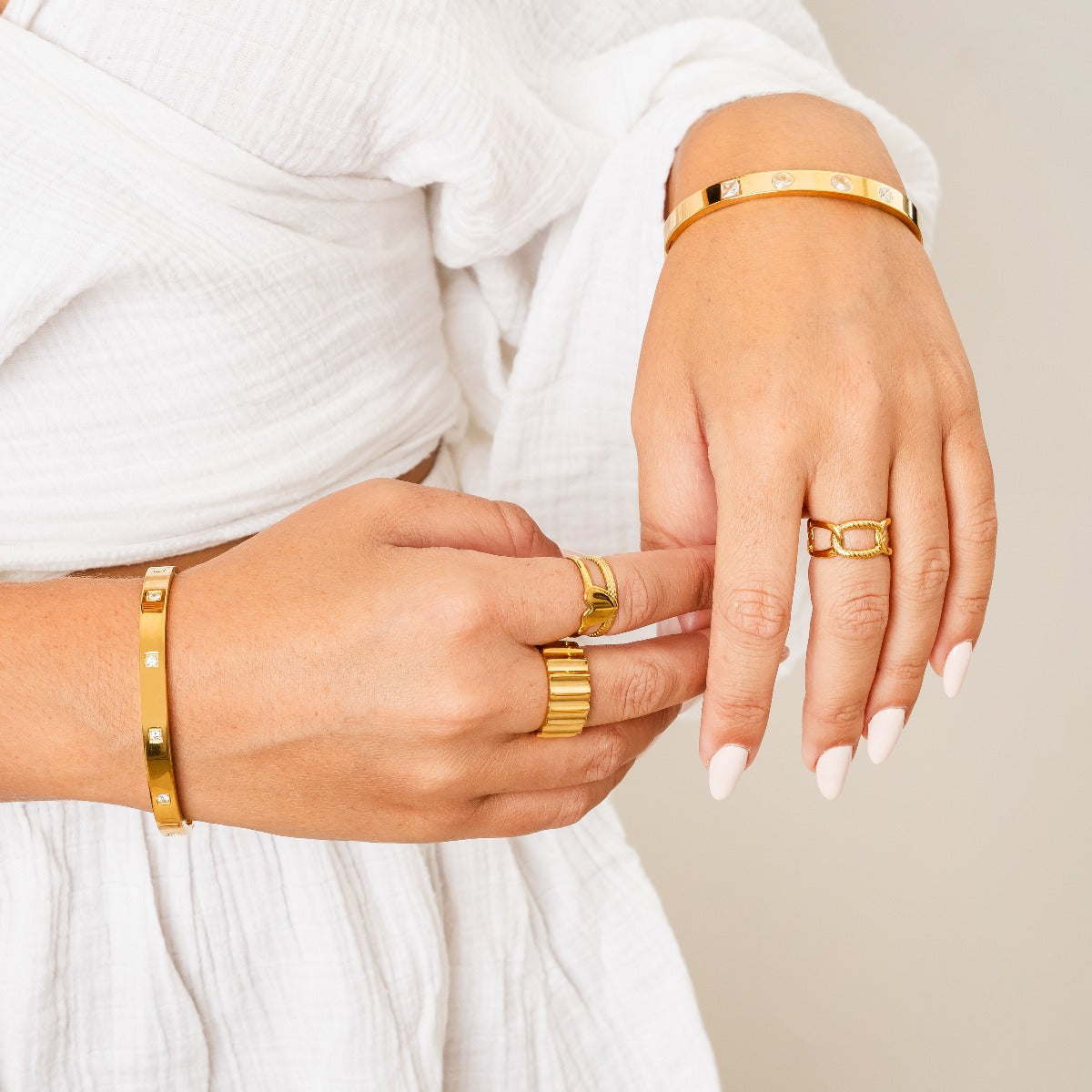 Amor Lagenring Gold am Finger getragen