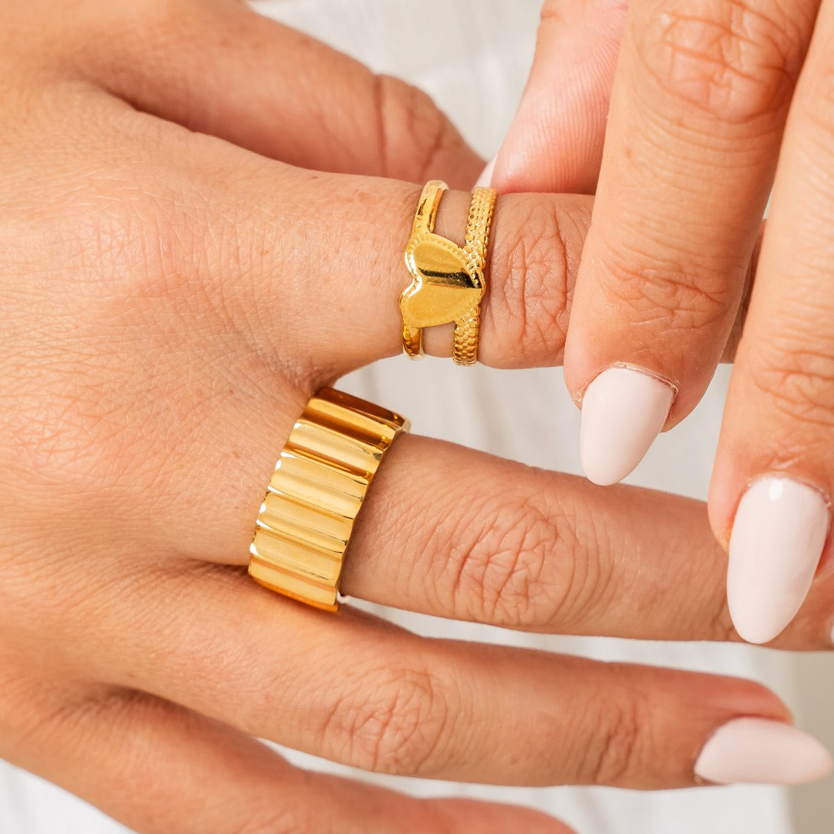 Seitliche Ansicht des Amor Lagenrings Gold