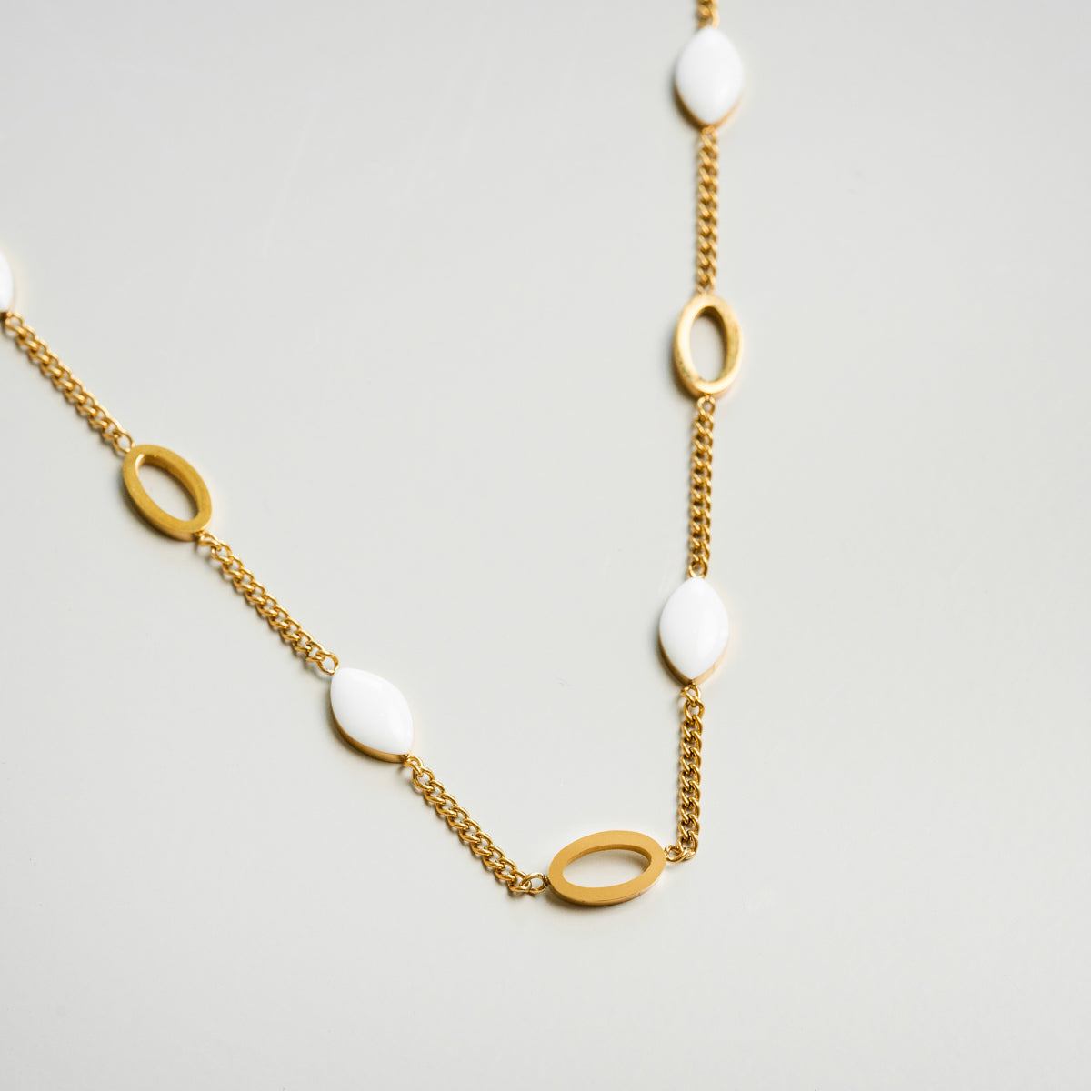 Angellica Ovalanhänger Halskette Gold in Geschenkbox