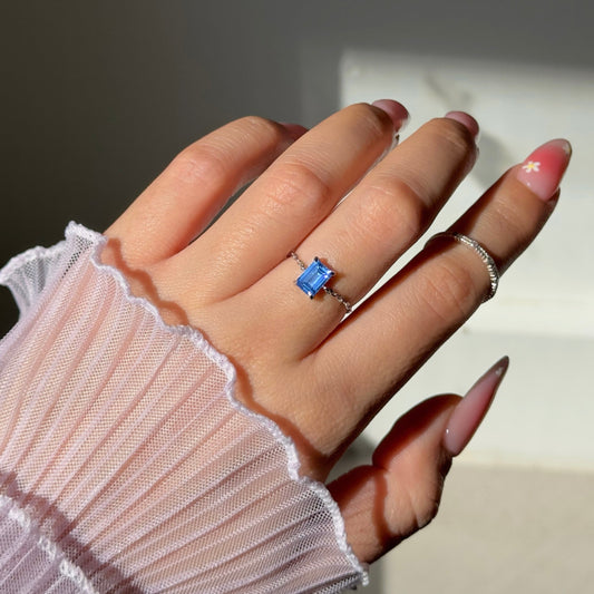 Aqua Sky chain ring with blue aquamarine zirconia in 925 silver