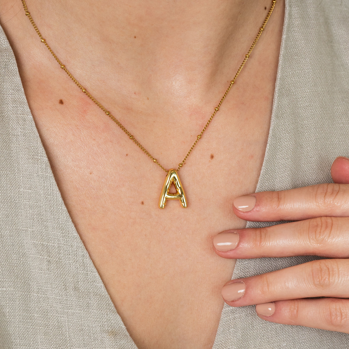 Detailaufnahme der Bubble Initial Halskette Gold