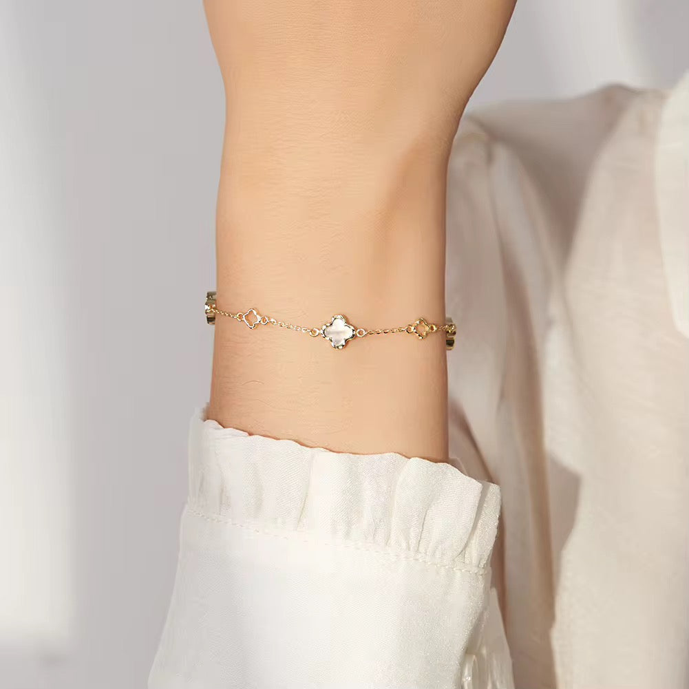 Clover bracelet in Loveness gift packaging