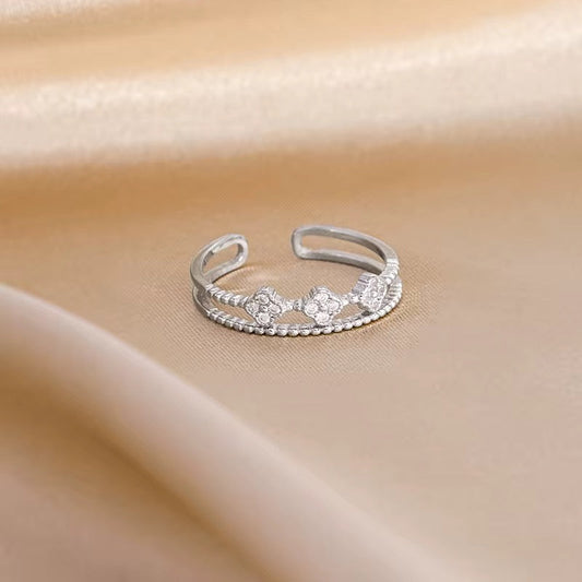 Front view of clover wrap ring in 925 sterling silver