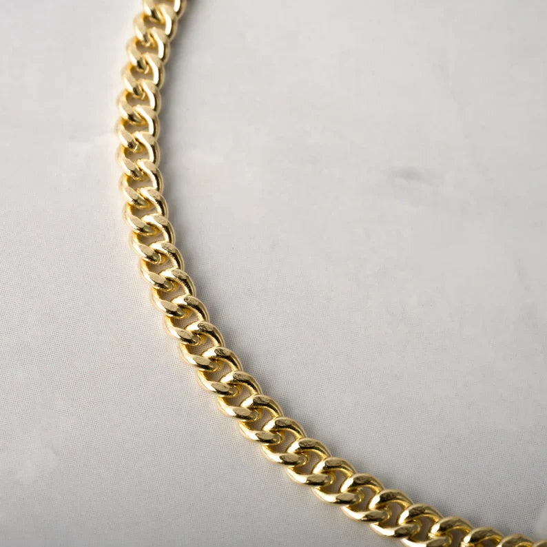 Close-up of Cuban chain bracelet in 18K gold – Loveness