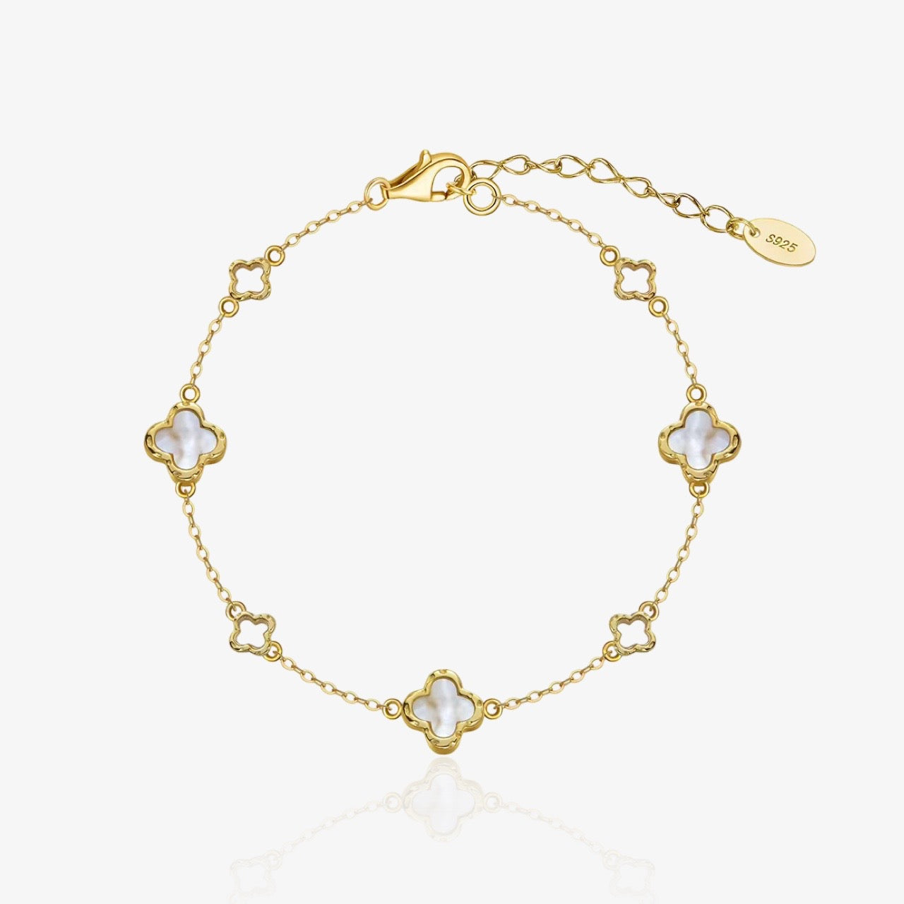 Dainty clover bracelet in sterling silver – front view