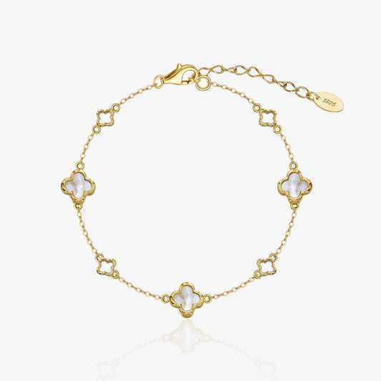 Dainty clover bracelet in sterling silver – front view