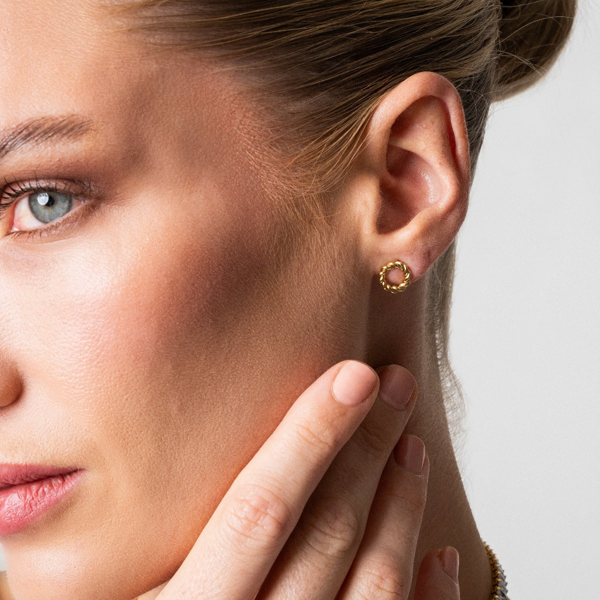 Detailaufnahme der Dainty Rope Ohrstecker Gold