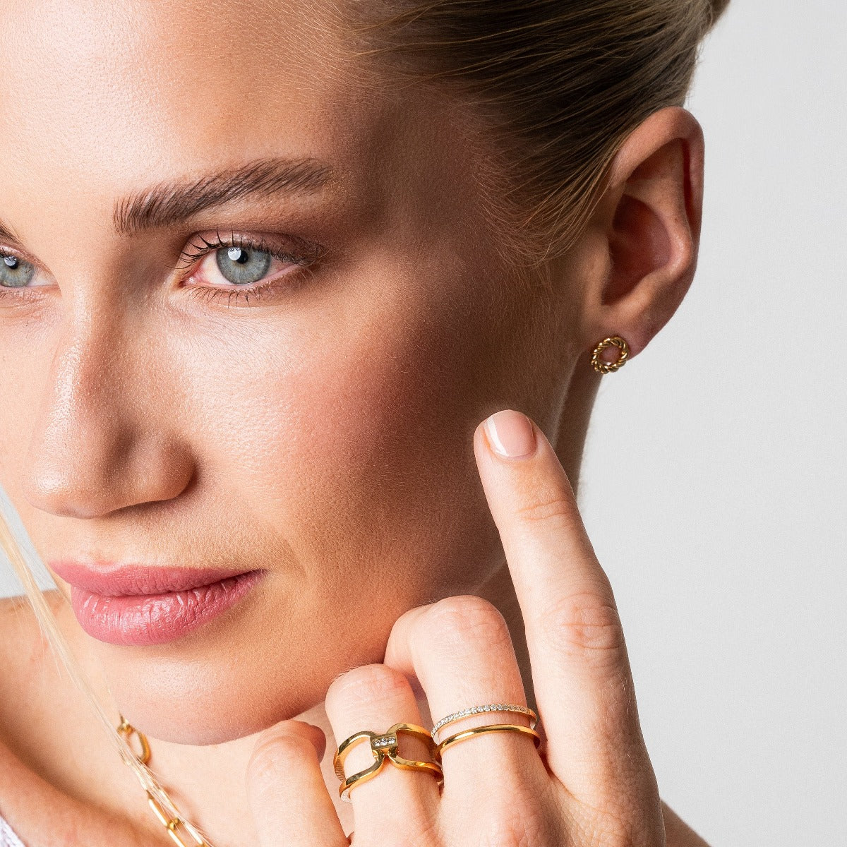 Dainty Rope Ohrstecker Gold am Ohr getragen