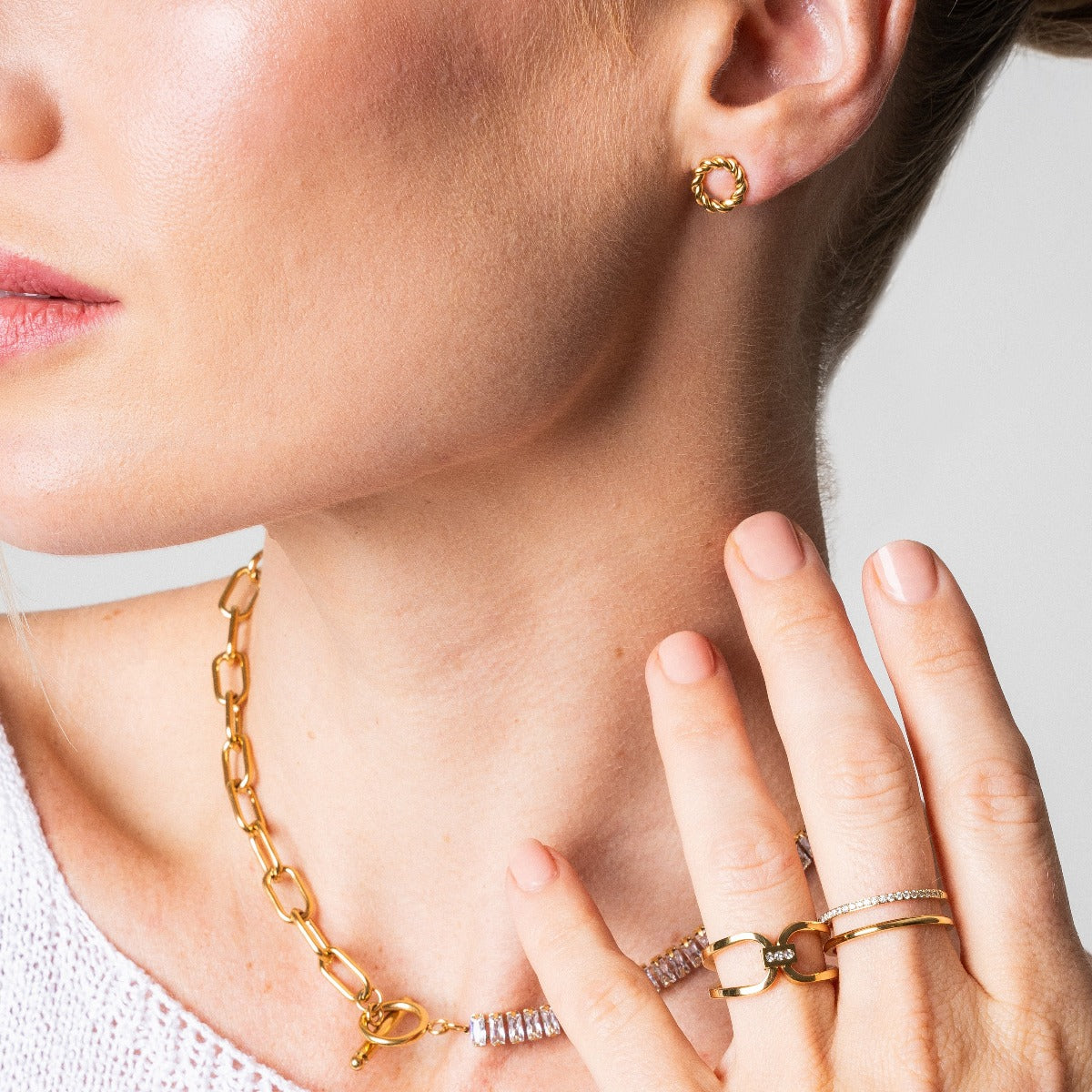 Seitliche Ansicht der Dainty Rope Ohrstecker Gold