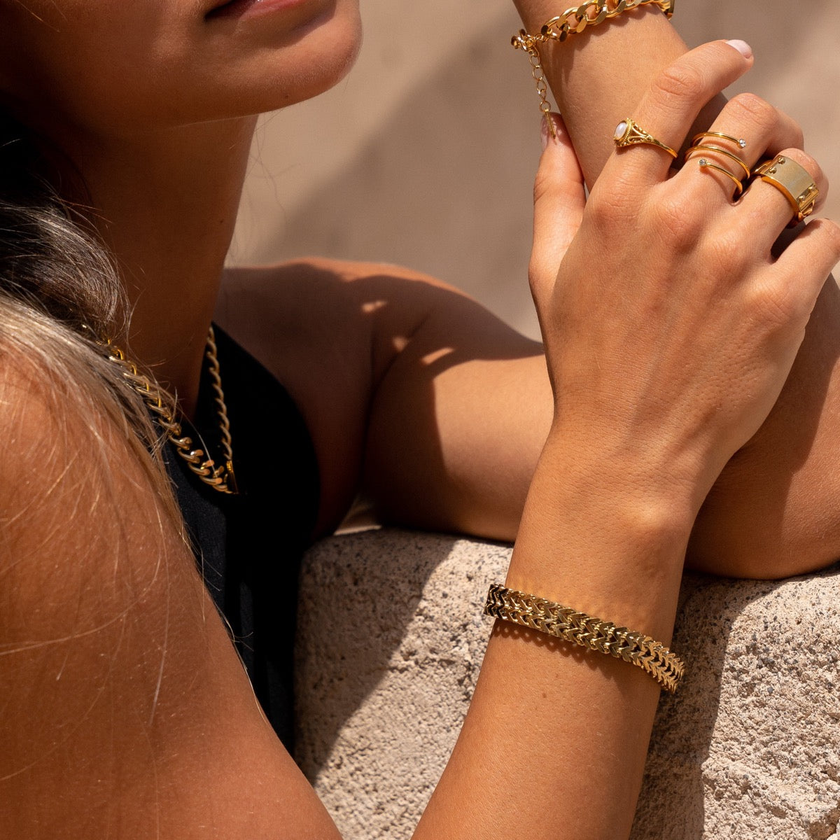 Seitliche Ansicht des Eden Armbands Gold