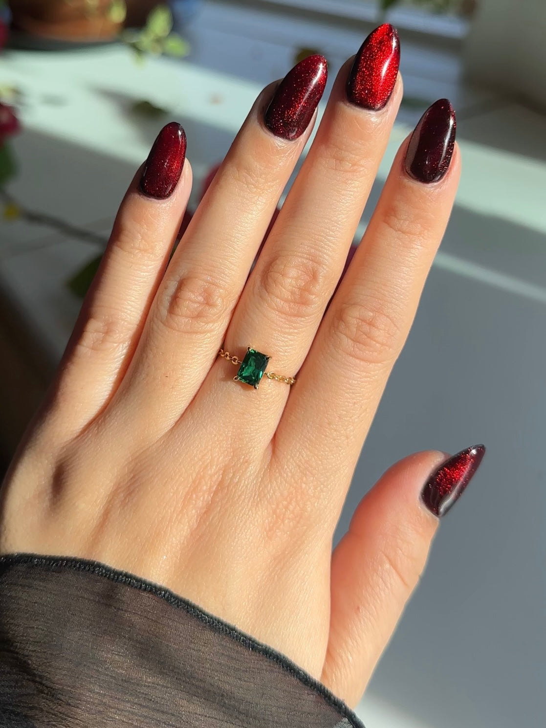 Emerald green chain ring in elegant Loveness gift box