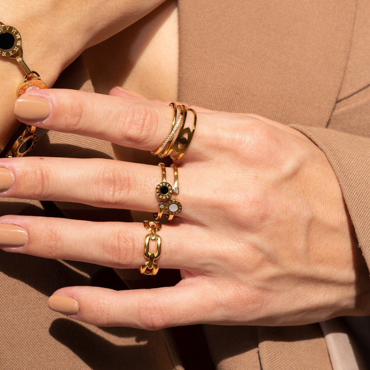 Seitliche Ansicht des Evil Eye Rings Gold
