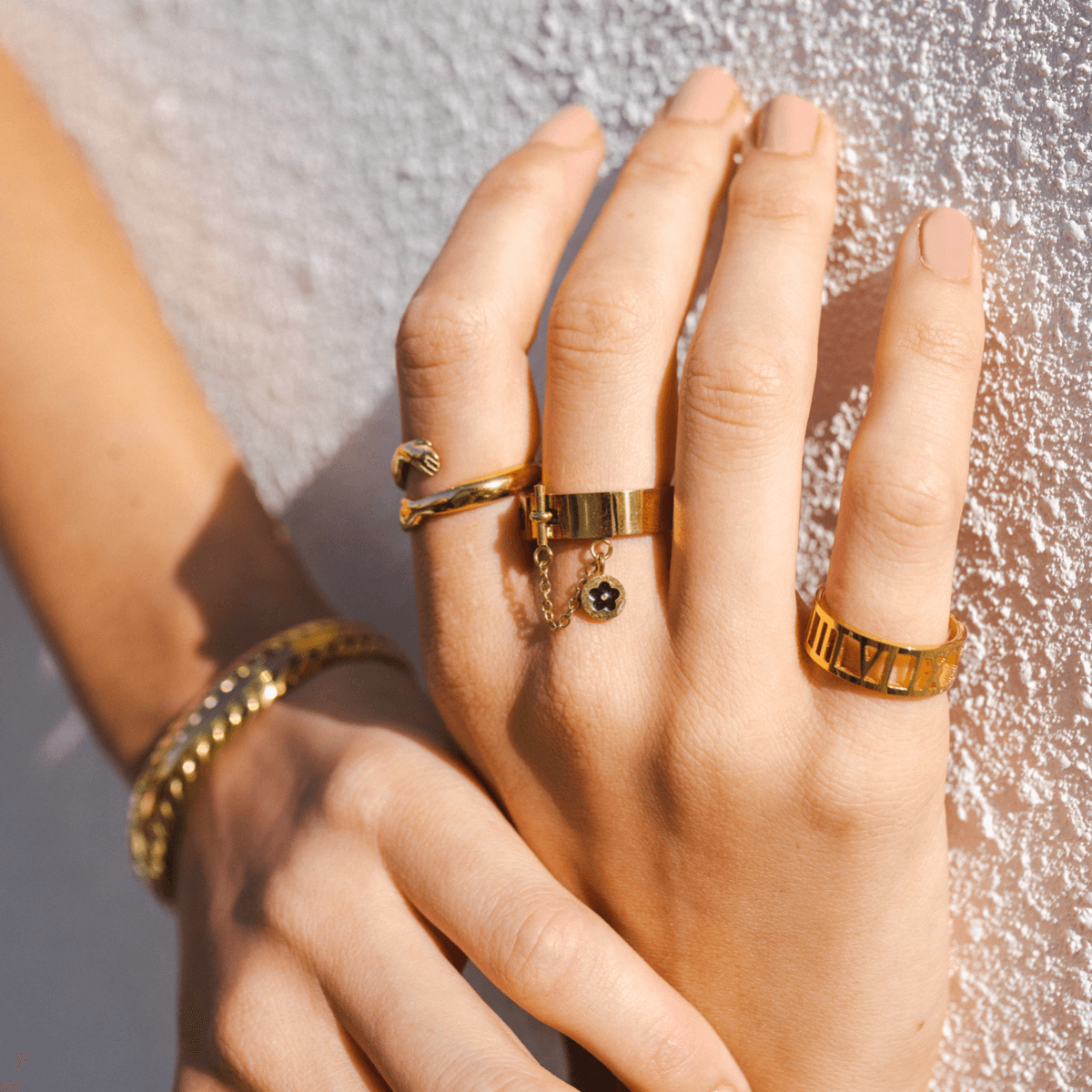 Detailaufnahme des vergoldeten Flower Lock Charm Rings
