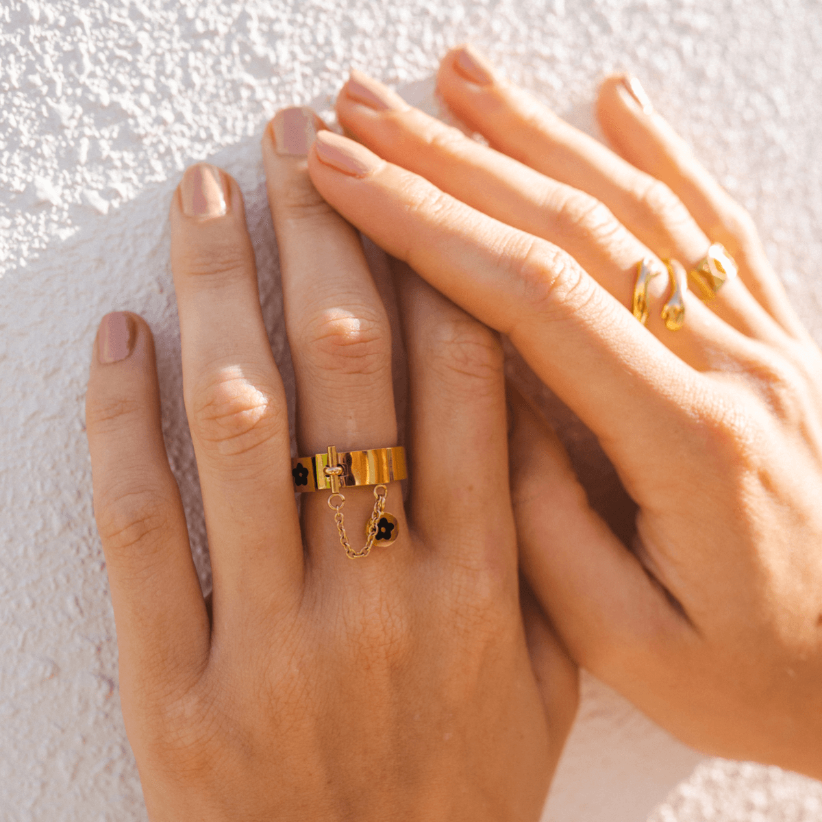Flower Lock Charm Ring Gold in Geschenkbox präsentiert