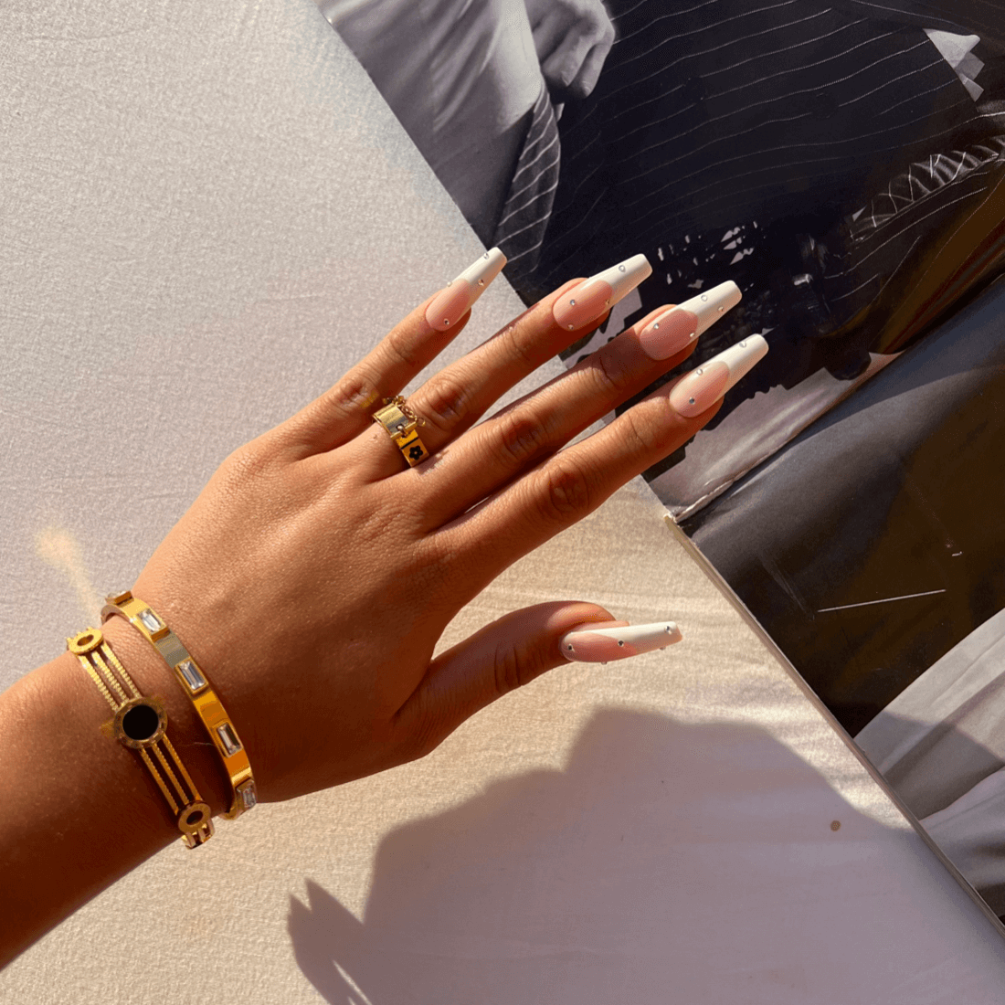 Seitliche Ansicht des Flower Lock Charm Rings