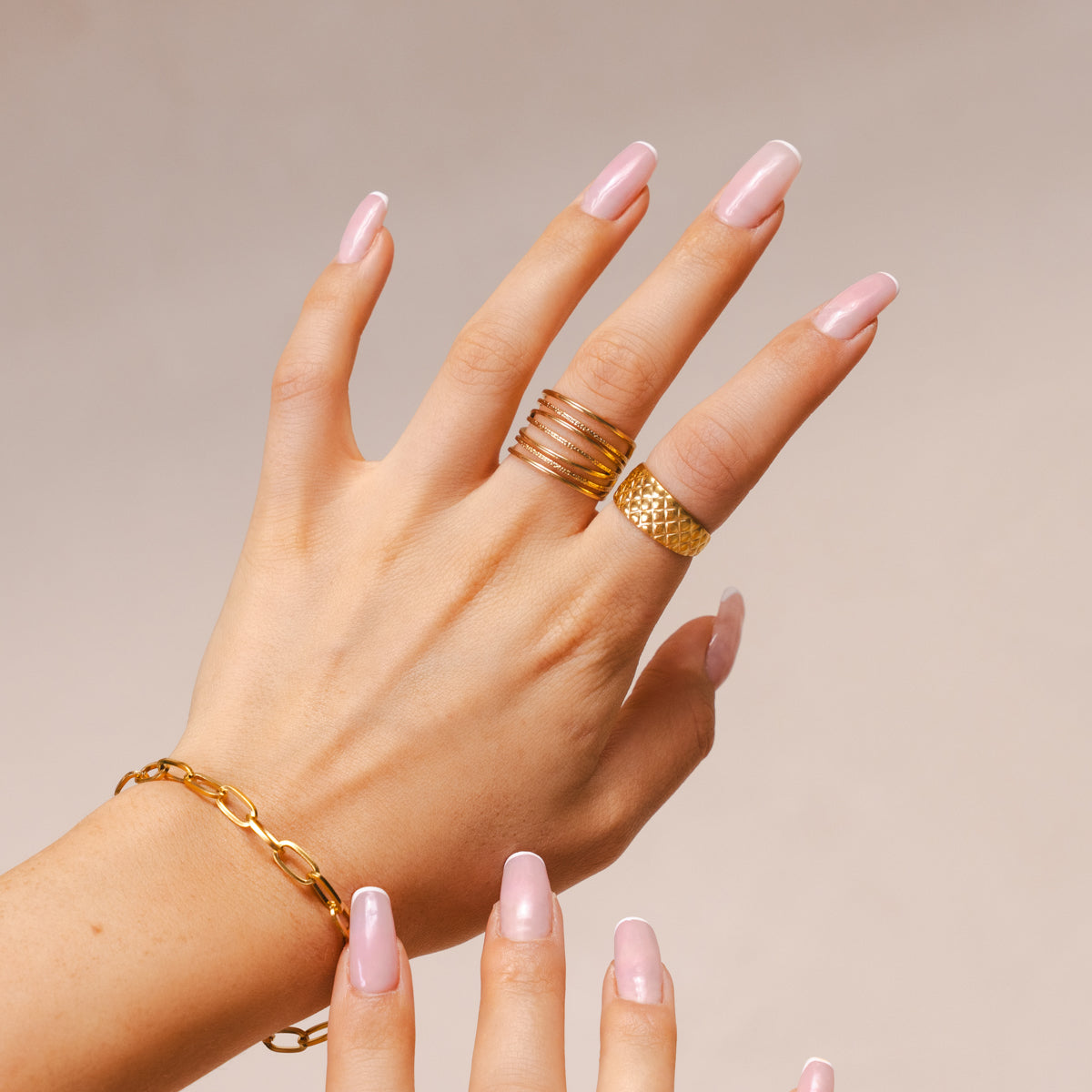 Geflochtener Glanz Ring Gold am Finger getragen
