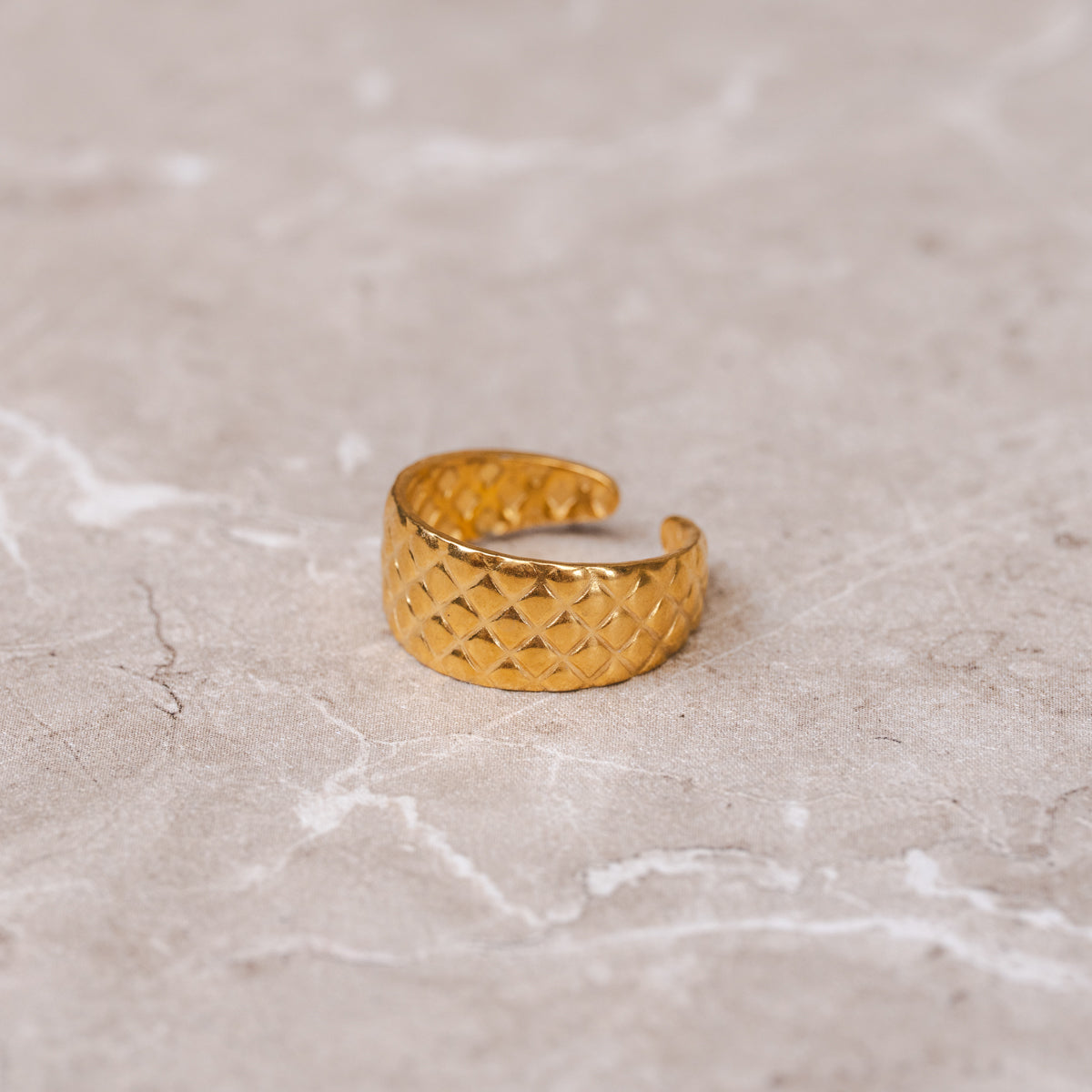 Seitliche Ansicht des Geflochtenen Glanz Rings Gold