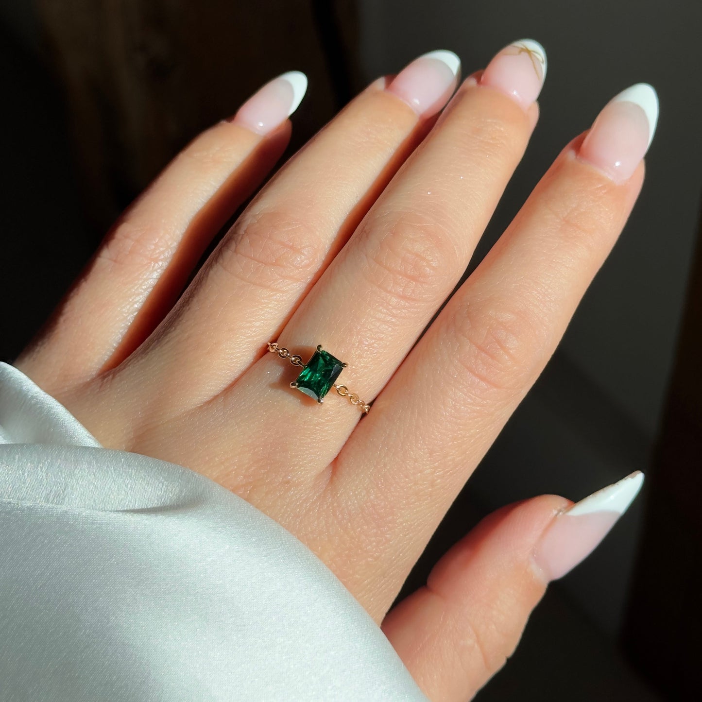 Emerald green chain ring in elegant Loveness gift box