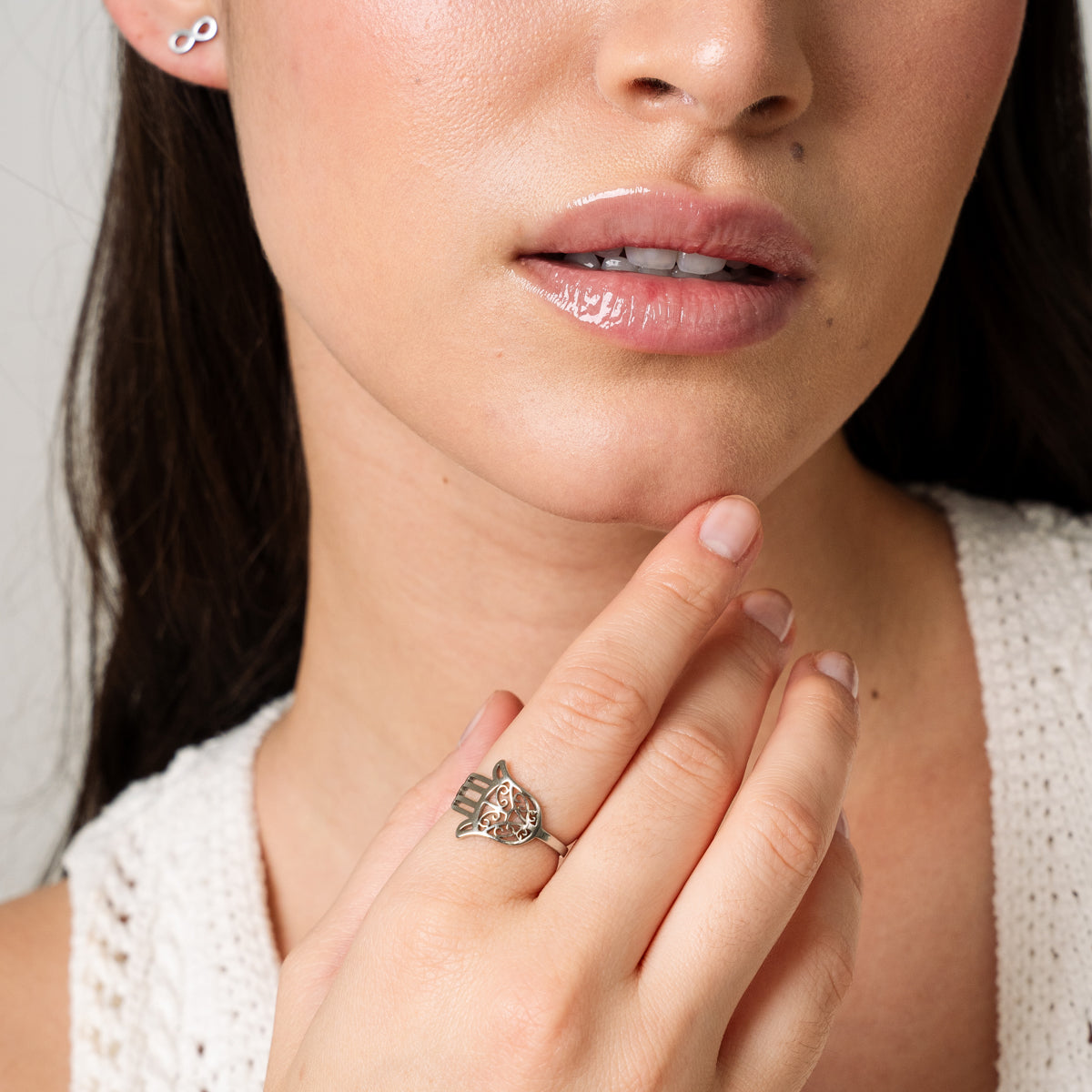 Hamsa Hand Ring Silber am Finger getragen