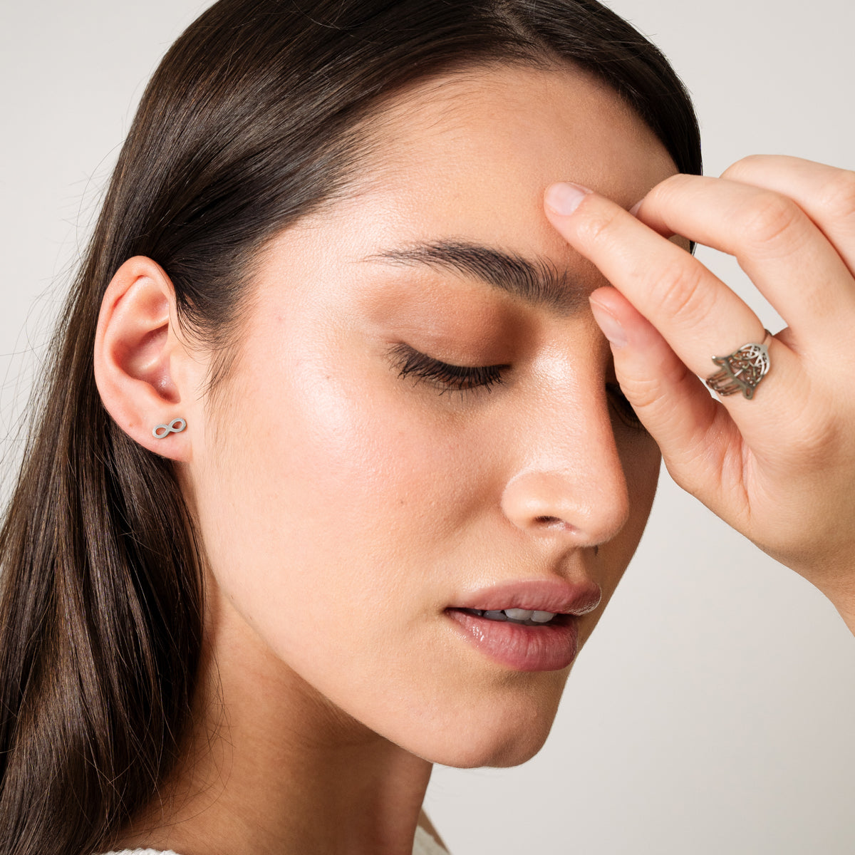 Seitliche Ansicht des Hamsa Hand Rings Silber