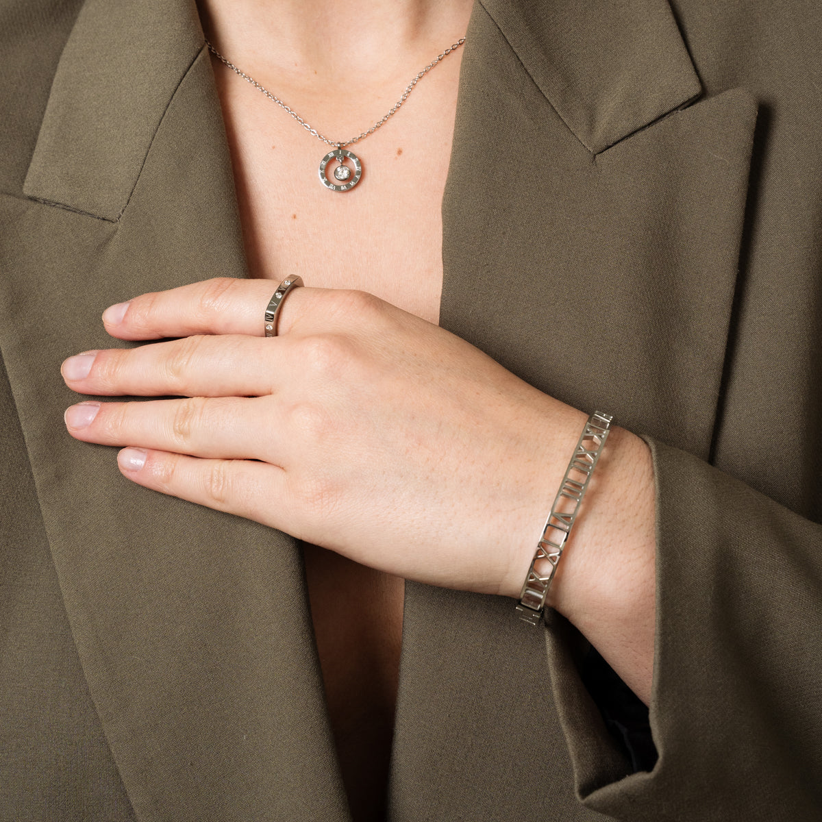 Hohlziffern Armband Silber am Handgelenk getragen