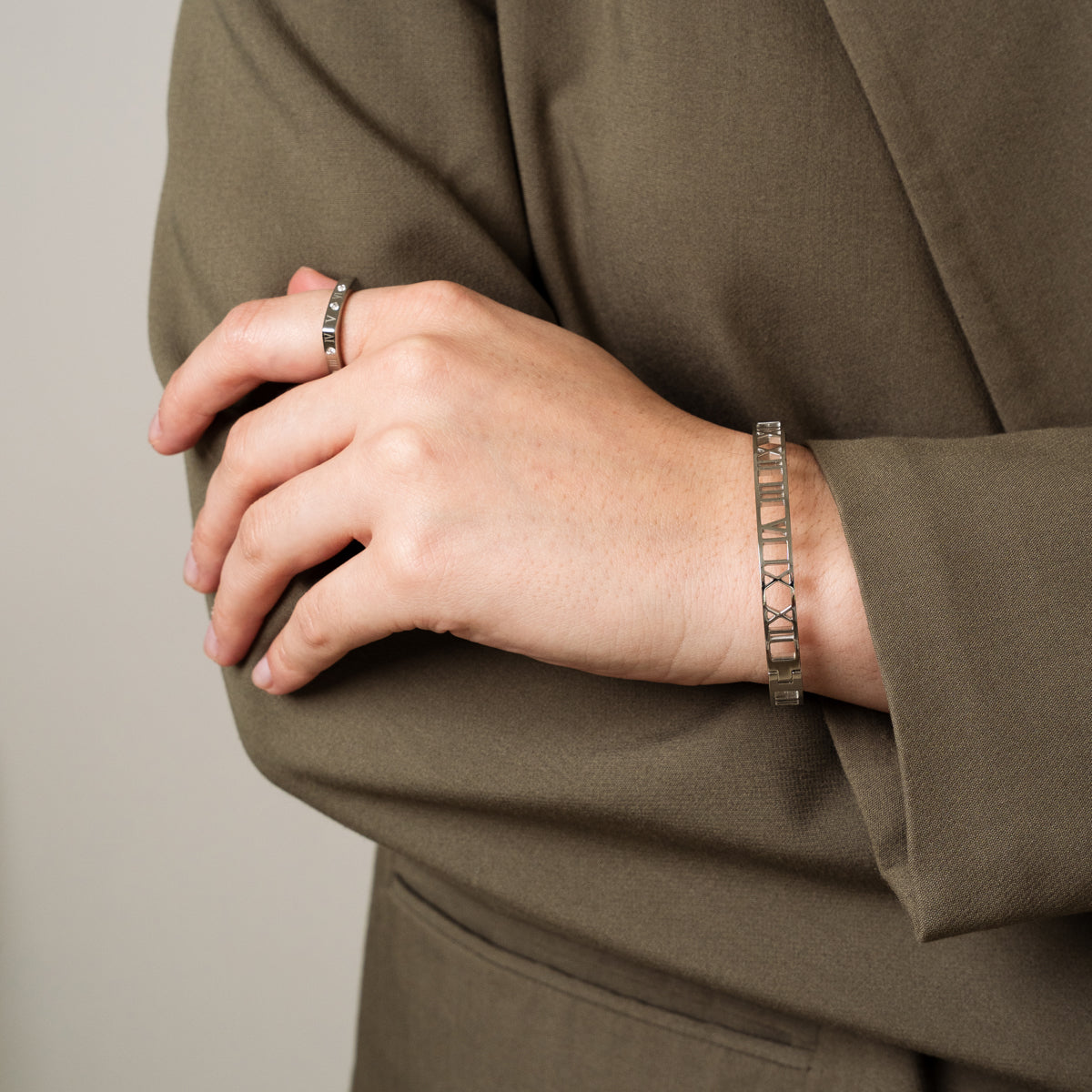 Seitliche Ansicht des Hohlziffern Armbands Silber