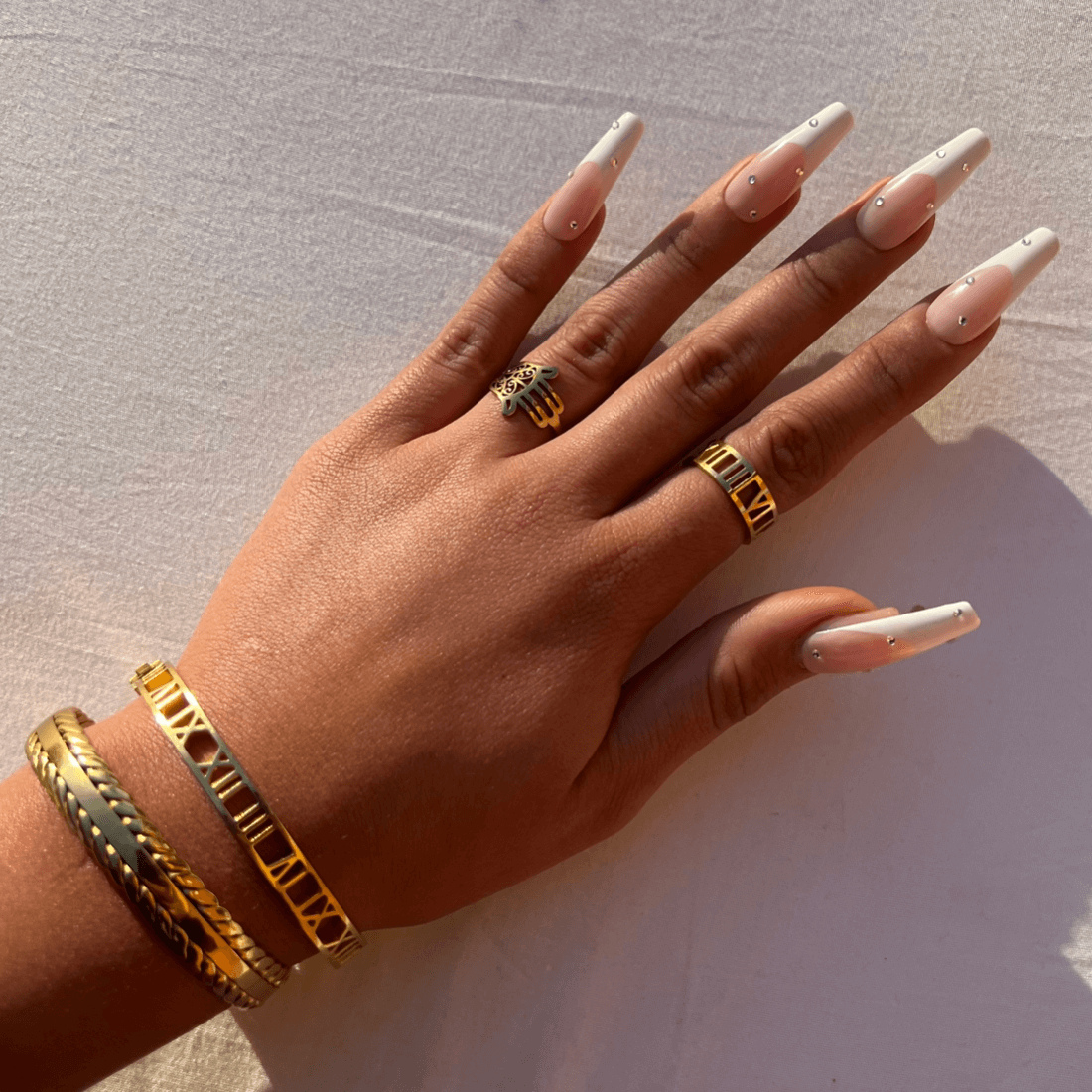 Seitliche Ansicht des Hollow Numerals Rings in Gold