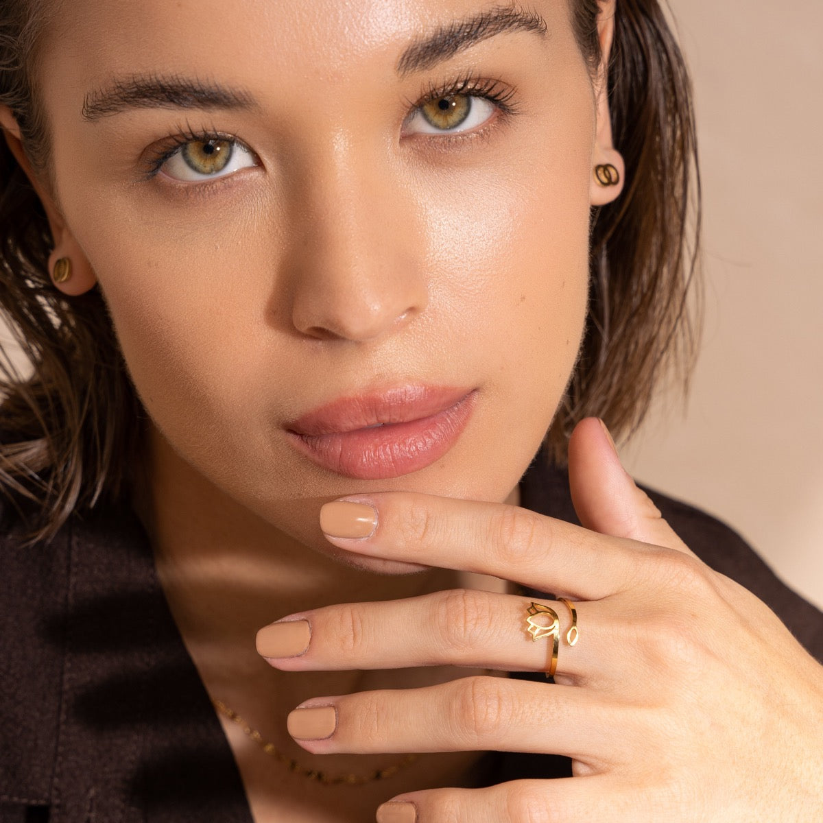 Seitliche Ansicht des Lotus Rings Gold