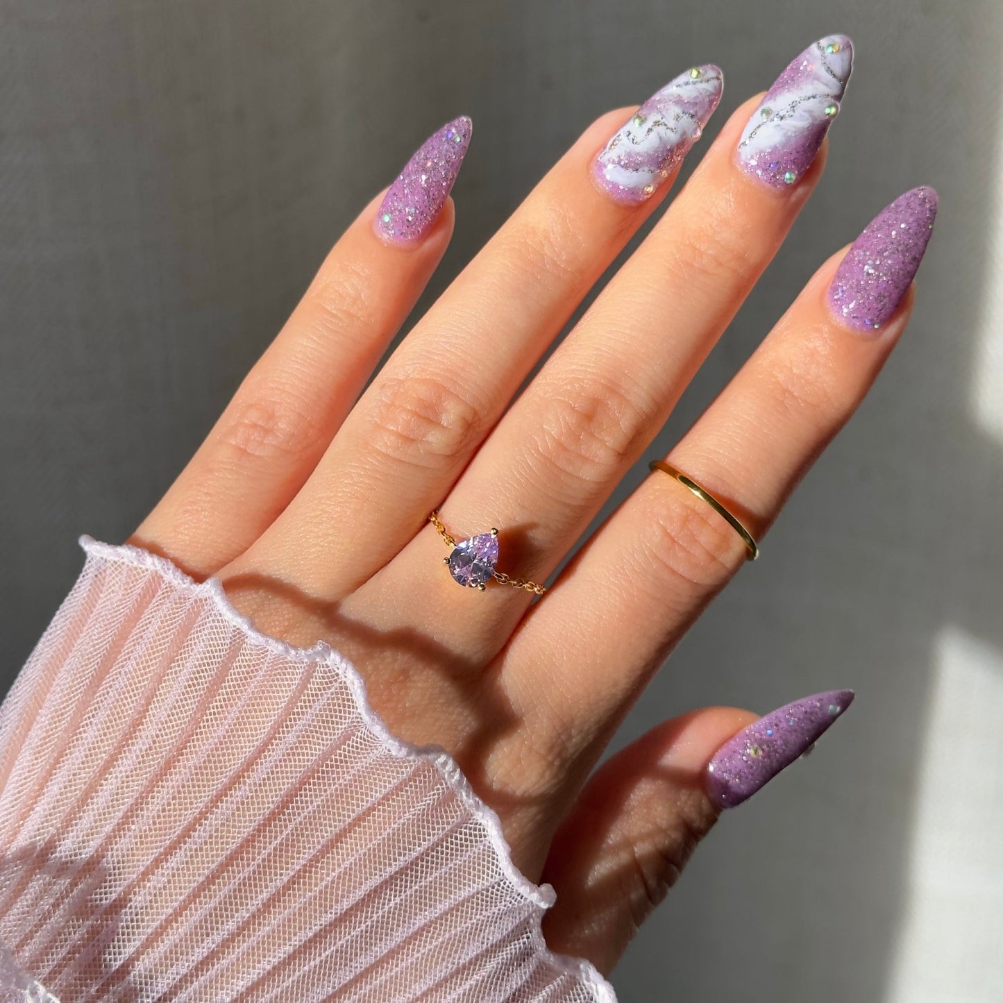 Luxury adjustable ring with light amethyst in gold