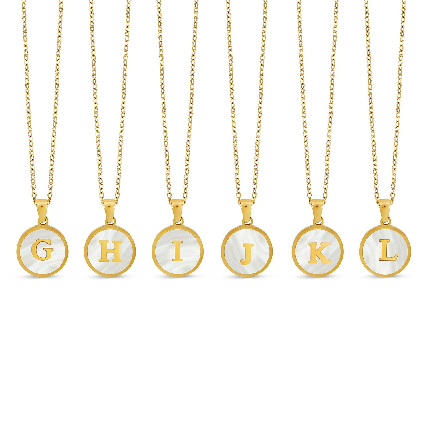 Marble Initial Halskette Gold am Hals getragen