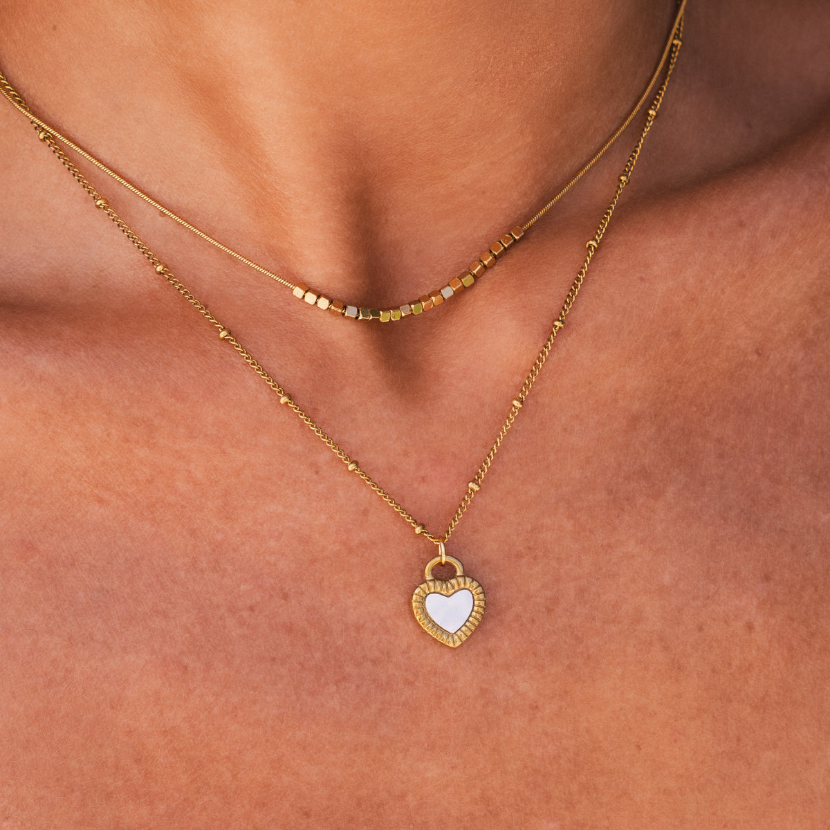 Seitliche Ansicht der Marmor Herz Layered Halskette Gold