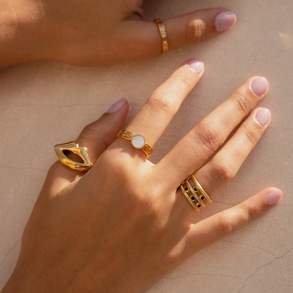 Melina Mehrschicht-Ring Gold an der Hand getragen