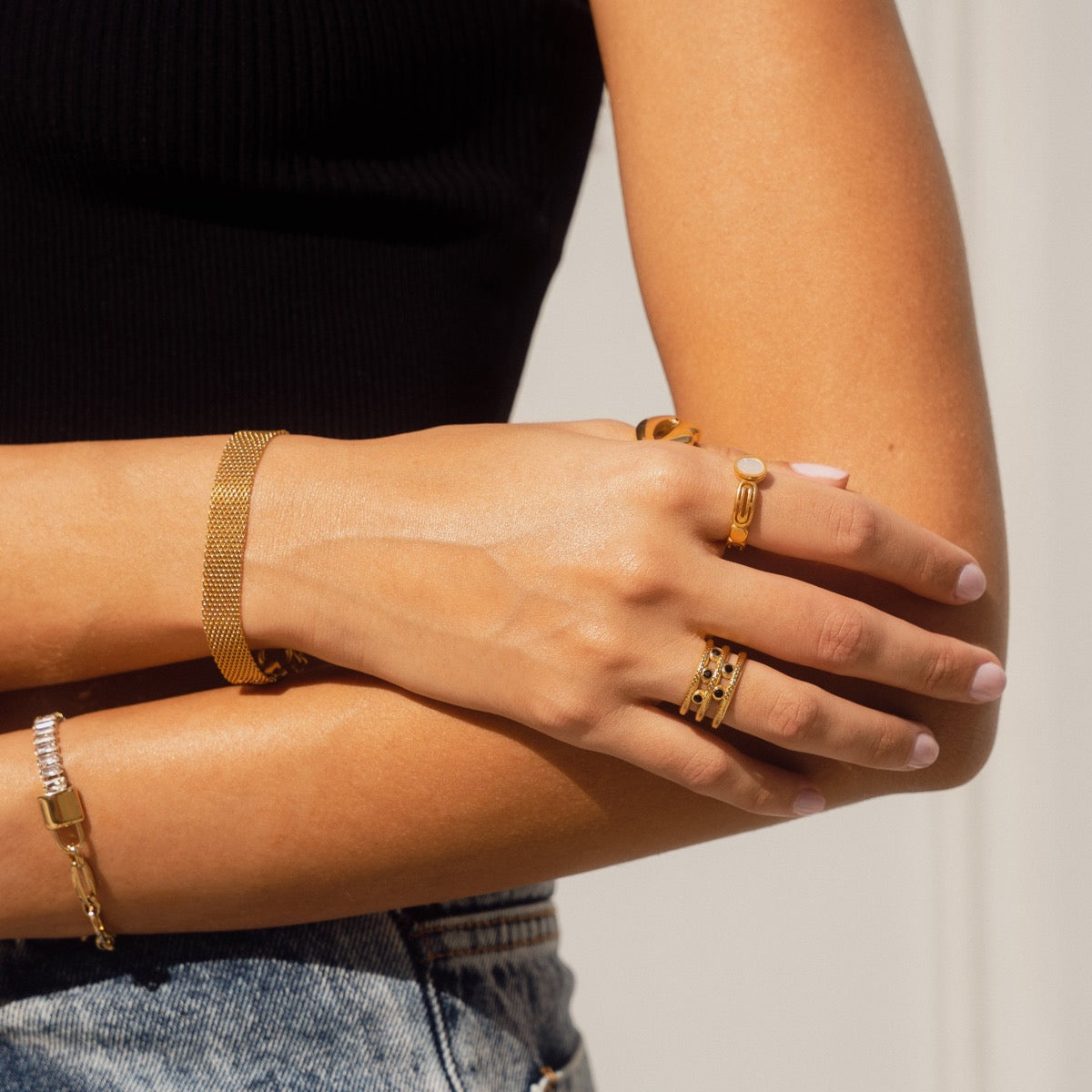 Detailaufnahme des Mesh Schlaufe Schloss Kettenarmbands Gold