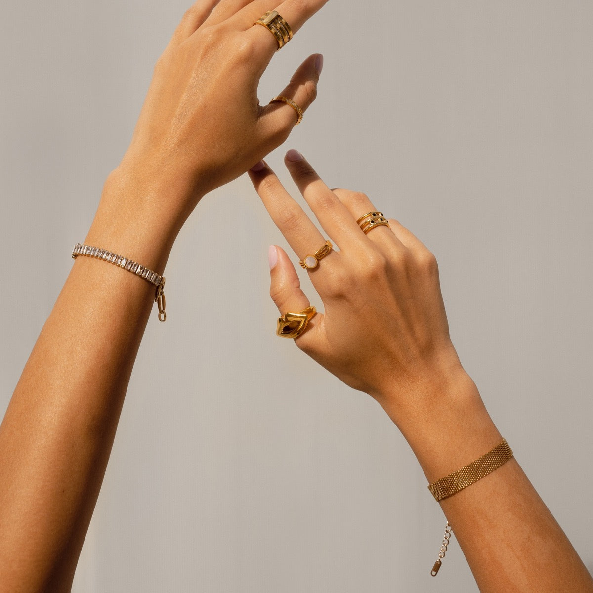 Mesh Schlaufe Schloss Kettenarmband Gold am Handgelenk getragen