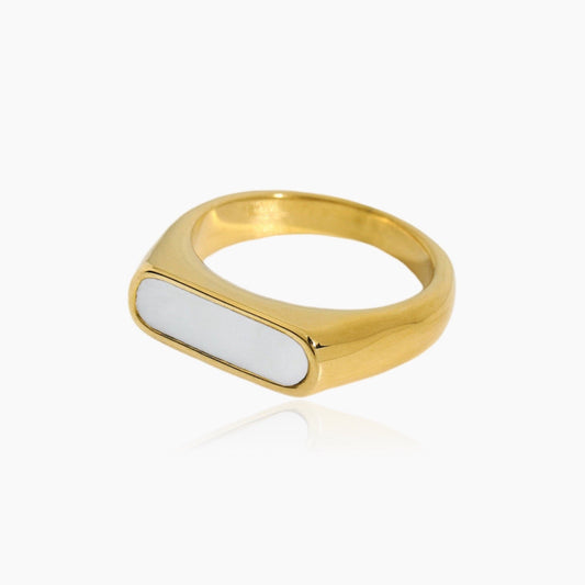 Elegant minimalist gold ring – front view