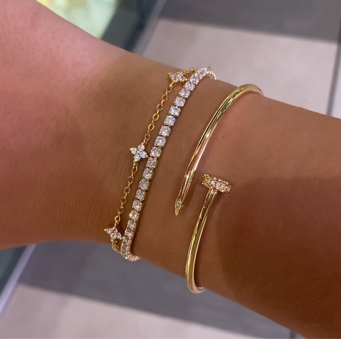 Mirror-finish minimalist bracelet in gold and silver