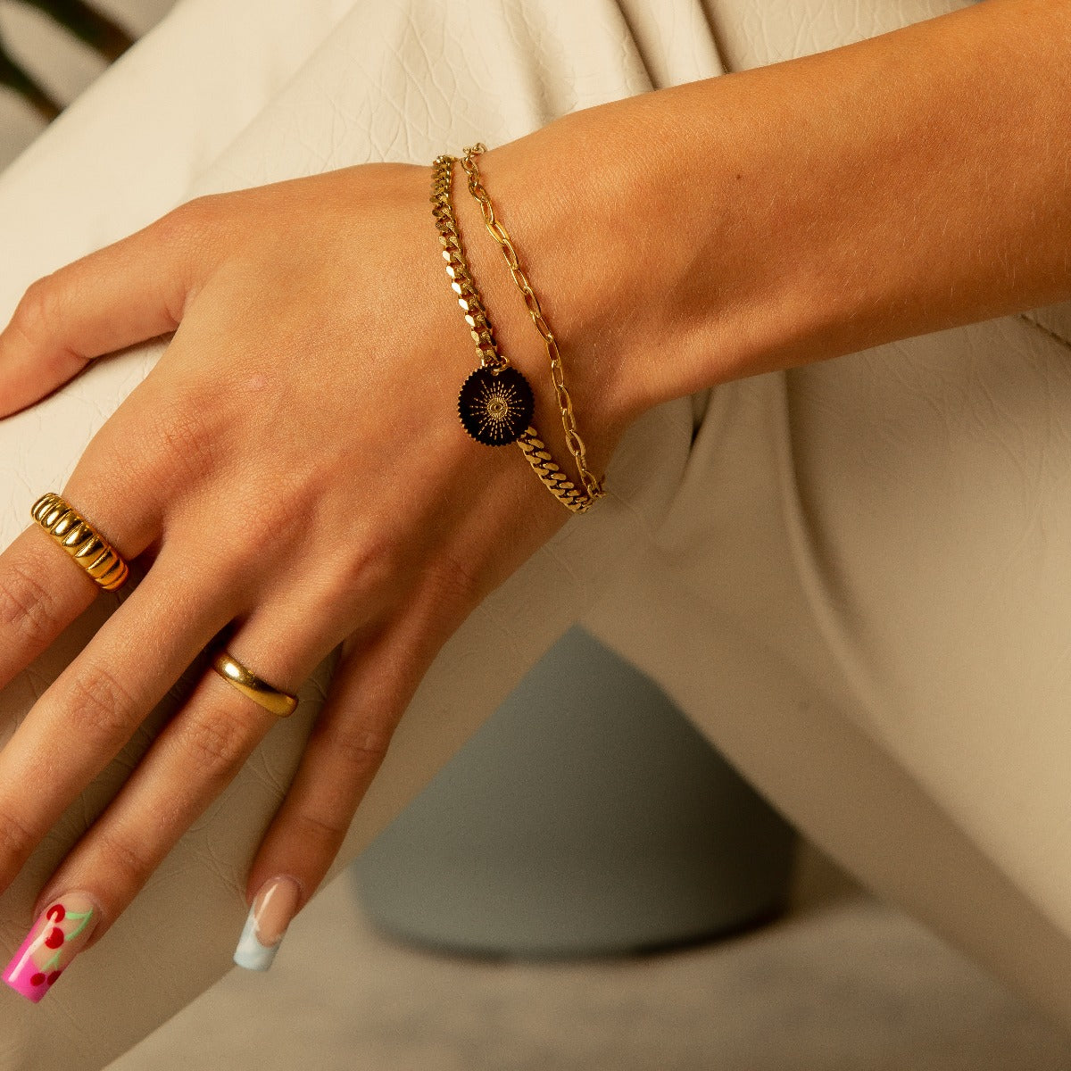 Seitliche Ansicht des MNML Block-Rings in Gold