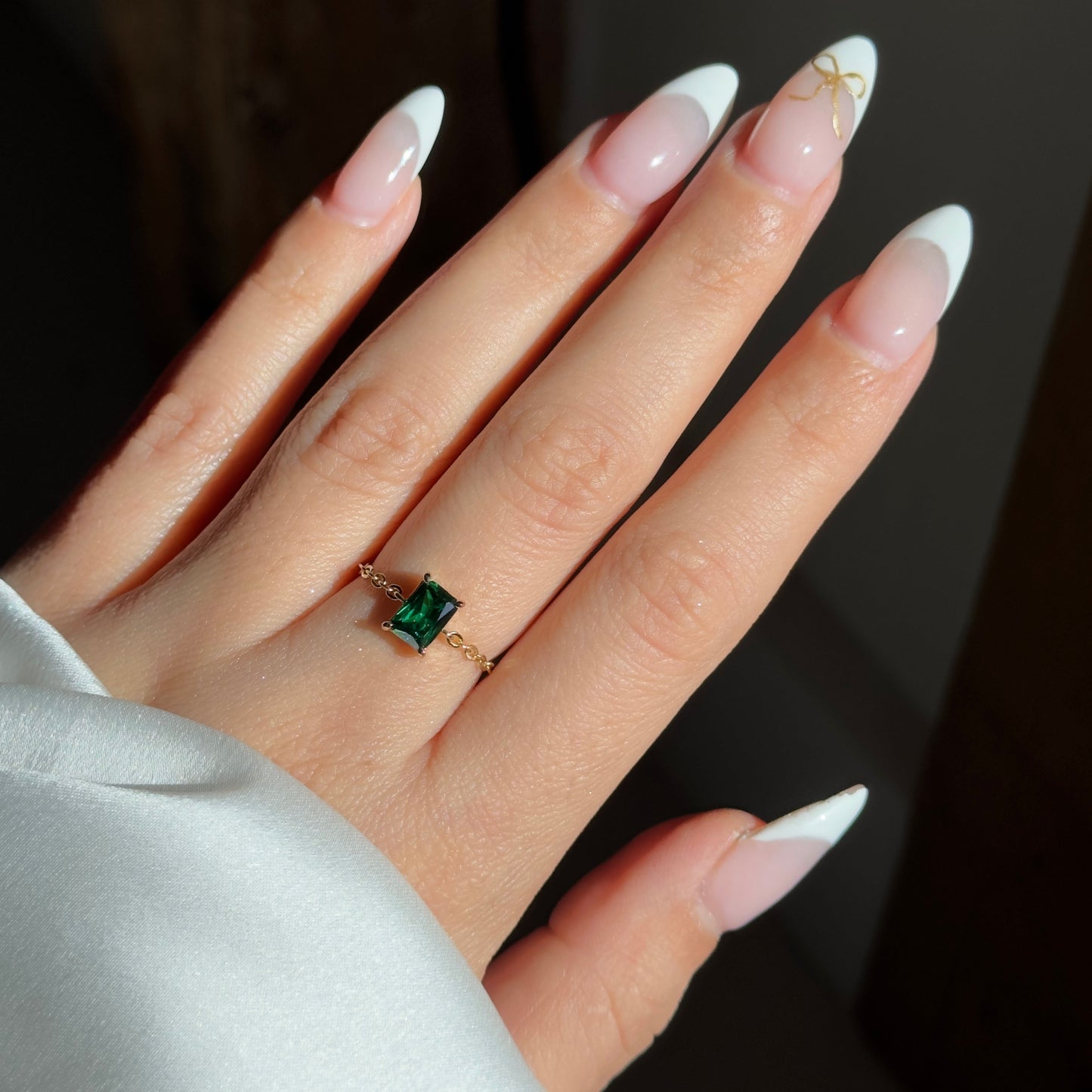 Model wearing adjustable emerald green chain ring