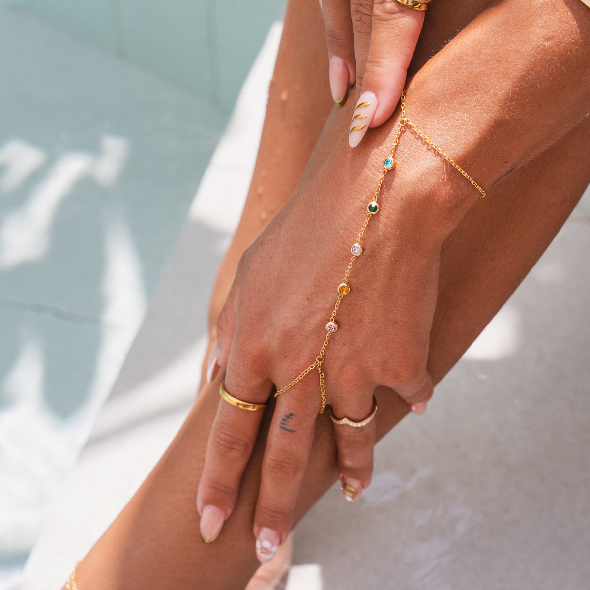 Detailaufnahme der vergoldeten Handkette mit Multicolor-Steinen